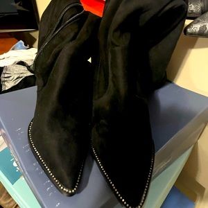 Black knee boots